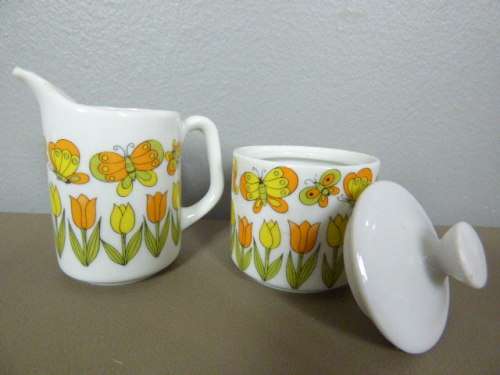 A BEAUTIFUL BRIGHTLY COLOURED TEA SET w TEAPOT, SUGAR BOWL & MILK JUG! GORGEOUS!