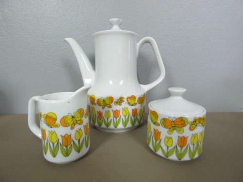 A BEAUTIFUL BRIGHTLY COLOURED TEA SET w TEAPOT, SUGAR BOWL & MILK JUG! GORGEOUS!