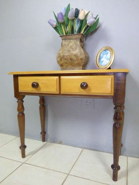 A GORGEOUS YELLOW WOOD & IMBUIA DRESSER WITH 2 DRAWS AND LOADS OF CHARM. VERY PRETTY TURNED LEGS!!