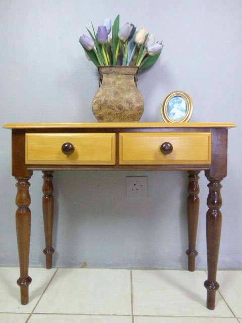 A GORGEOUS YELLOW WOOD & IMBUIA DRESSER WITH 2 DRAWS AND LOADS OF CHARM. VERY PRETTY TURNED LEGS!!
