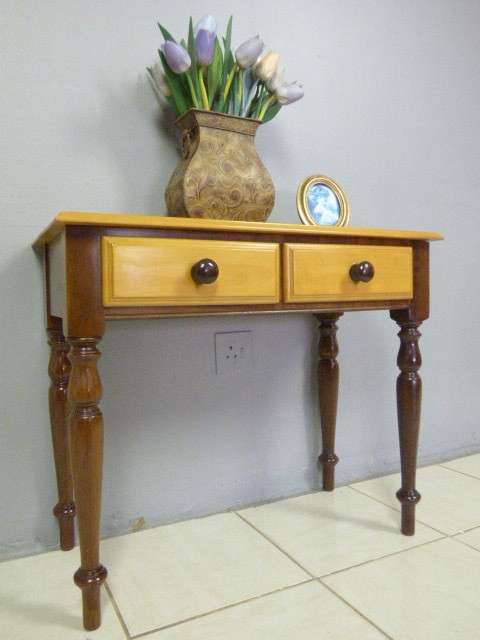 A GORGEOUS YELLOW WOOD & IMBUIA DRESSER WITH 2 DRAWS AND LOADS OF CHARM. VERY PRETTY TURNED LEGS!!