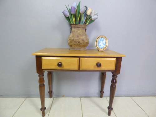 A GORGEOUS YELLOW WOOD & IMBUIA DRESSER WITH 2 DRAWS AND LOADS OF CHARM. VERY PRETTY TURNED LEGS!!