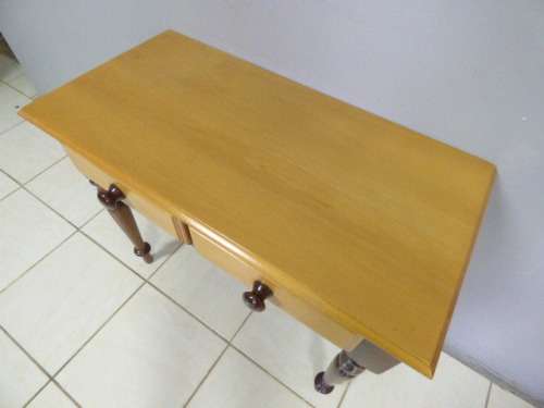 A GORGEOUS YELLOW WOOD & IMBUIA DRESSER WITH 2 DRAWS AND LOADS OF CHARM. VERY PRETTY TURNED LEGS!!