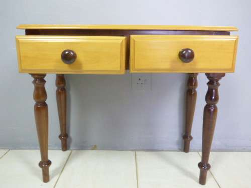 A GORGEOUS YELLOW WOOD & IMBUIA DRESSER WITH 2 DRAWS AND LOADS OF CHARM. VERY PRETTY TURNED LEGS!!