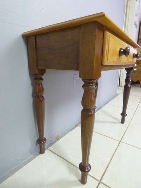 A GORGEOUS YELLOW WOOD & IMBUIA DRESSER WITH 2 DRAWS AND LOADS OF CHARM. VERY PRETTY TURNED LEGS!!