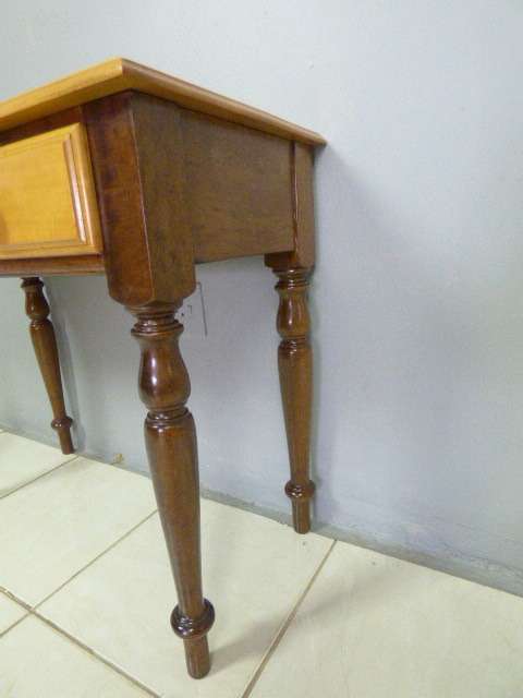 A GORGEOUS YELLOW WOOD & IMBUIA DRESSER WITH 2 DRAWS AND LOADS OF CHARM. VERY PRETTY TURNED LEGS!!