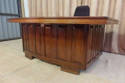 A FANTASTIC (LARGE) SOLID MAHOGANY 6-DRAWER EXECUTIVES DESK WITH STUNNING DETAILING & A CURVED FRONT