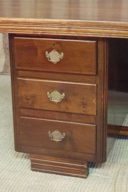 A FANTASTIC (LARGE) SOLID MAHOGANY 6-DRAWER EXECUTIVES DESK WITH STUNNING DETAILING & A CURVED FRONT
