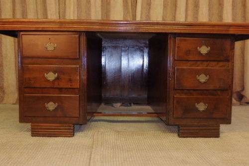 A FANTASTIC (LARGE) SOLID MAHOGANY 6-DRAWER EXECUTIVES DESK WITH STUNNING DETAILING & A CURVED FRONT