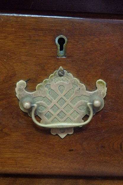 A FANTASTIC (LARGE) SOLID MAHOGANY 6-DRAWER EXECUTIVES DESK WITH STUNNING DETAILING & A CURVED FRONT