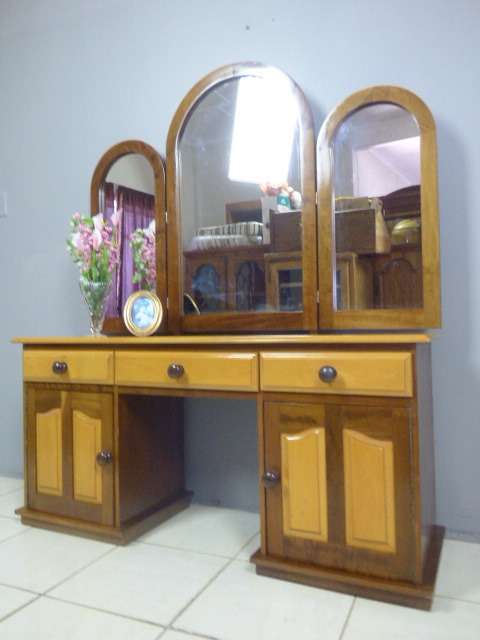 AN EXQUISITE DETAILED SOLID YELLOW WOOD & IMBUIA DRESSING TABLE w 3 DRAWERS, 2 CUPBOARDS & 3 MIRRORS