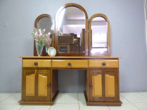 AN EXQUISITE DETAILED SOLID YELLOW WOOD & IMBUIA DRESSING TABLE w 3 DRAWERS, 2 CUPBOARDS & 3 MIRRORS