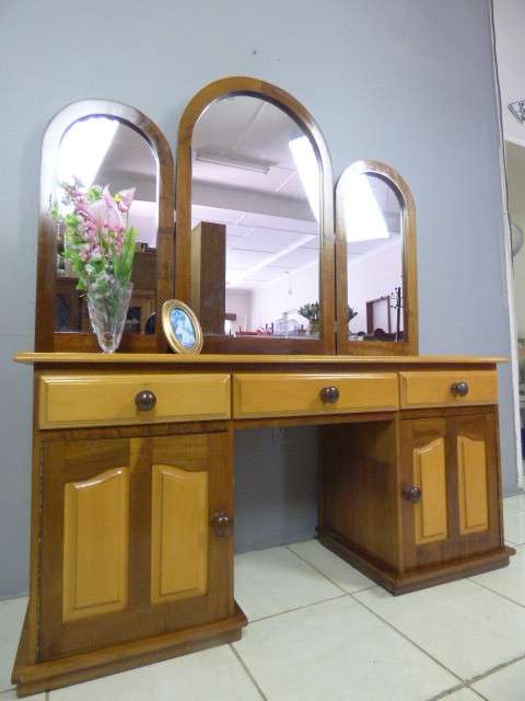 AN EXQUISITE DETAILED SOLID YELLOW WOOD & IMBUIA DRESSING TABLE w 3 DRAWERS, 2 CUPBOARDS & 3 MIRRORS