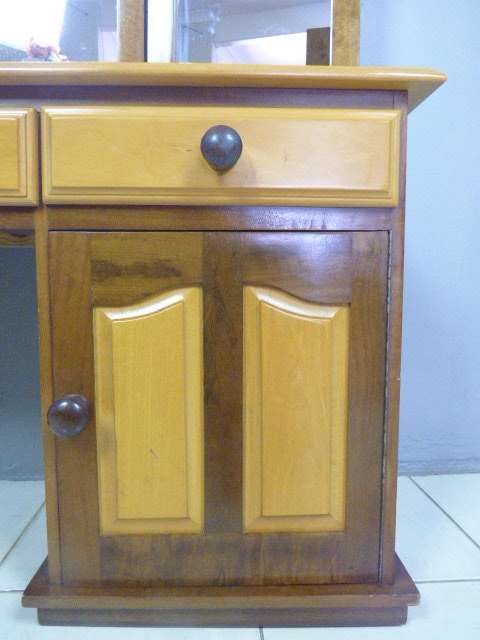 AN EXQUISITE DETAILED SOLID YELLOW WOOD & IMBUIA DRESSING TABLE w 3 DRAWERS, 2 CUPBOARDS & 3 MIRRORS