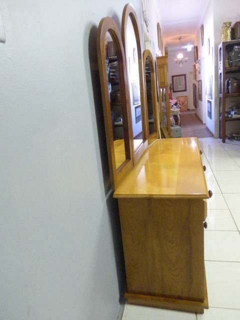 AN EXQUISITE DETAILED SOLID YELLOW WOOD & IMBUIA DRESSING TABLE w 3 DRAWERS, 2 CUPBOARDS & 3 MIRRORS