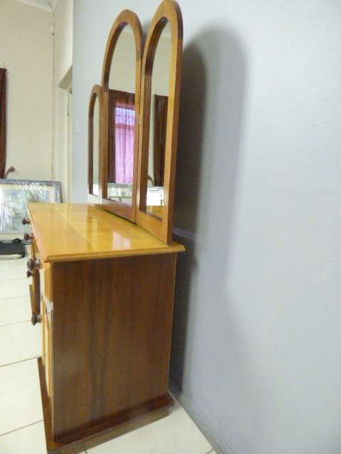 AN EXQUISITE DETAILED SOLID YELLOW WOOD & IMBUIA DRESSING TABLE w 3 DRAWERS, 2 CUPBOARDS & 3 MIRRORS