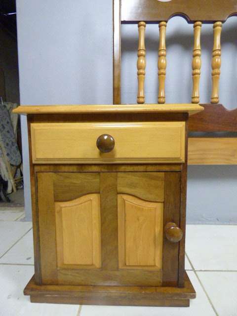 AN EXQUISITE YELLOW WOOD & IMBUIA QUEEN/KING SIZE HEADBOARD w PEDESTALS. IN FANTASTIC CONDITION!!