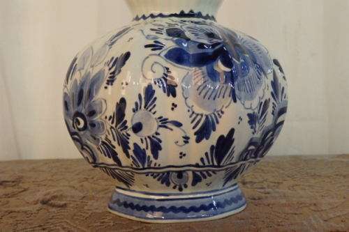 AN EXQUISITE (TALL) BLUE AND WHITE DELFT BLUE OF HOLLAND HAND PAINTED PORCELAIN VASE