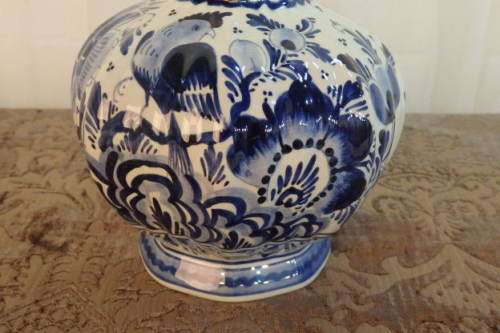 AN EXQUISITE (TALL) BLUE AND WHITE DELFT BLUE OF HOLLAND HAND PAINTED PORCELAIN VASE