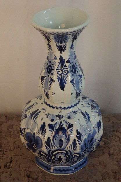 AN EXQUISITE (TALL) BLUE AND WHITE DELFT BLUE OF HOLLAND HAND PAINTED PORCELAIN VASE