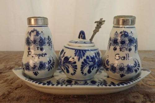 A FANTASTIC AND RARE DUTCH DELFT PORCELAIN PLATED CRUET SET INCL. SALT & PEPPER, MUSTARD POT & SPOON