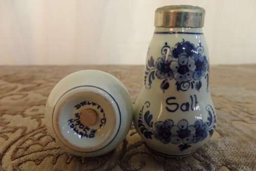 A FANTASTIC AND RARE DUTCH DELFT PORCELAIN PLATED CRUET SET INCL. SALT & PEPPER, MUSTARD POT & SPOON