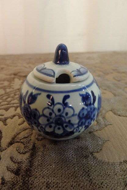 A FANTASTIC AND RARE DUTCH DELFT PORCELAIN PLATED CRUET SET INCL. SALT & PEPPER, MUSTARD POT & SPOON