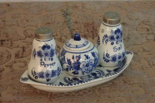 A FANTASTIC AND RARE DUTCH DELFT PORCELAIN PLATED CRUET SET INCL. SALT & PEPPER, MUSTARD POT & SPOON