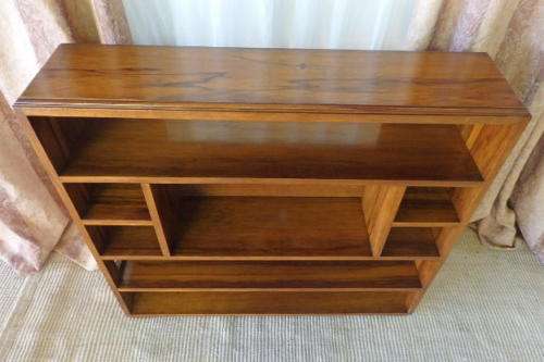 A BEAUTIFUL AND SOLIDLY MADE ORIENTAL TEAK BOOK CASE WITH AMPLE SHELVES AND STORAGE PIGEON HOLES