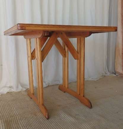 AN EXQUISITE "FETCHERS OF KNYSNA" "LADYSMITH" SALIGNA WOOD FOUR SEATER PATIO DINING TABLE