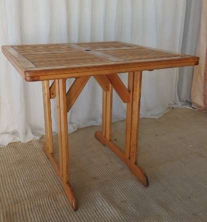AN EXQUISITE "FETCHERS OF KNYSNA" "LADYSMITH" SALIGNA WOOD FOUR SEATER PATIO DINING TABLE