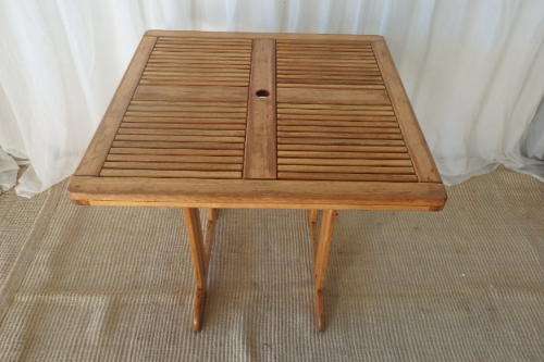 AN EXQUISITE "FETCHERS OF KNYSNA" "LADYSMITH" SALIGNA WOOD FOUR SEATER PATIO DINING TABLE