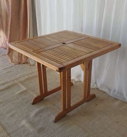 AN EXQUISITE "FETCHERS OF KNYSNA" "LADYSMITH" SALIGNA WOOD FOUR SEATER PATIO DINING TABLE