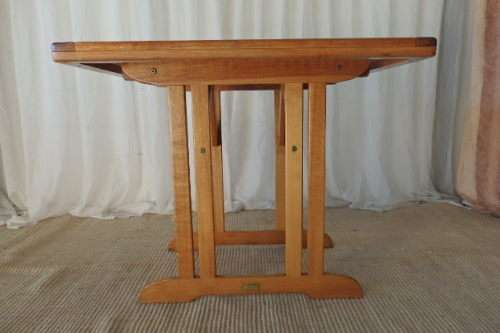 AN EXQUISITE "FETCHERS OF KNYSNA" "LADYSMITH" SALIGNA WOOD FOUR SEATER PATIO DINING TABLE