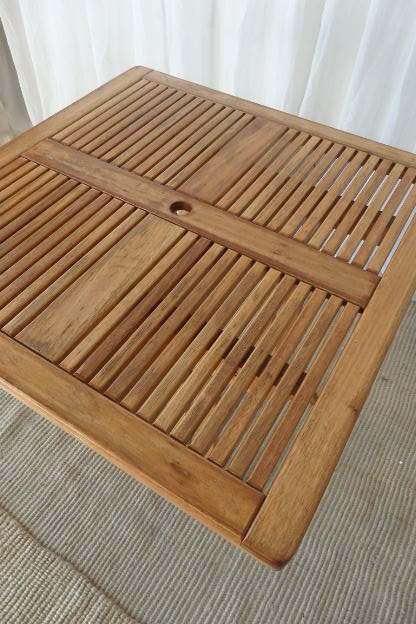 AN EXQUISITE "FETCHERS OF KNYSNA" "LADYSMITH" SALIGNA WOOD FOUR SEATER PATIO DINING TABLE