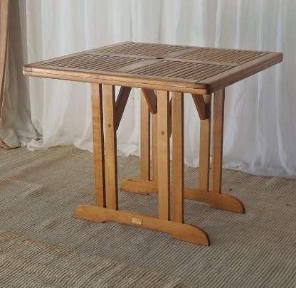 AN EXQUISITE "FETCHERS OF KNYSNA" "LADYSMITH" SALIGNA WOOD FOUR SEATER PATIO DINING TABLE