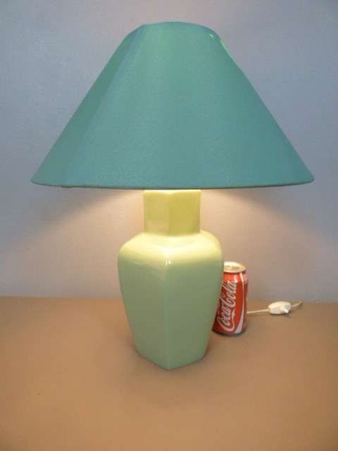 A STUNNING VINTAGE CERAMIC BASE TABLE LAMP WITH A SHADE, PERFECT FOR ALL LIVING AREAS!!