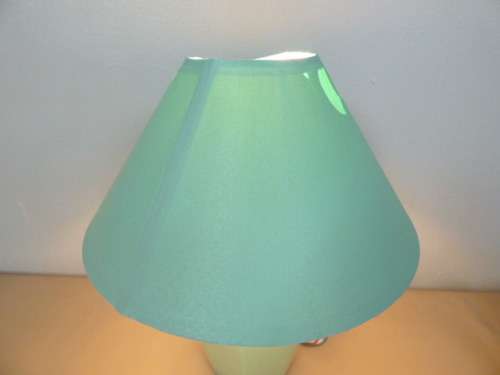 A STUNNING VINTAGE CERAMIC BASE TABLE LAMP WITH A SHADE, PERFECT FOR ALL LIVING AREAS!!