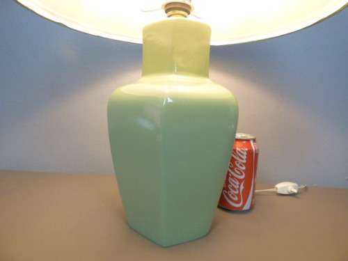 A STUNNING VINTAGE CERAMIC BASE TABLE LAMP WITH A SHADE, PERFECT FOR ALL LIVING AREAS!!