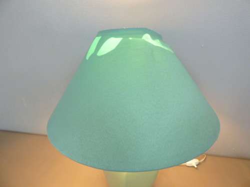 A STUNNING VINTAGE CERAMIC BASE TABLE LAMP WITH A SHADE, PERFECT FOR ALL LIVING AREAS!!