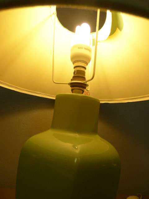 A STUNNING VINTAGE CERAMIC BASE TABLE LAMP WITH A SHADE, PERFECT FOR ALL LIVING AREAS!!