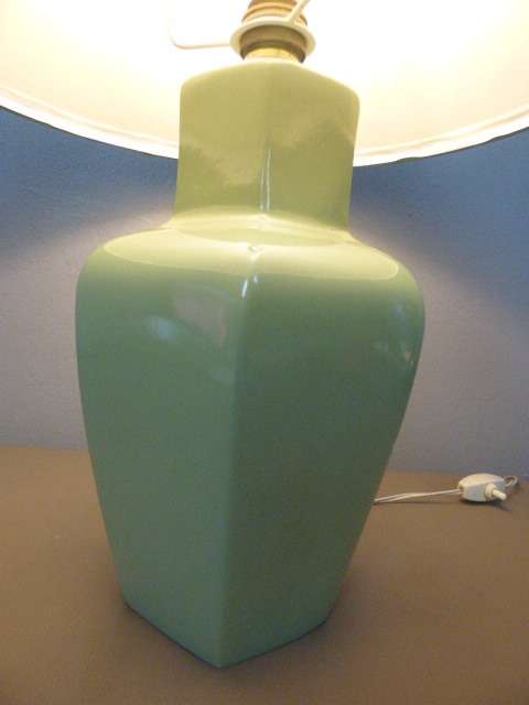 A STUNNING VINTAGE CERAMIC BASE TABLE LAMP WITH A SHADE, PERFECT FOR ALL LIVING AREAS!!