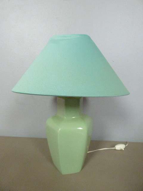 A STUNNING VINTAGE CERAMIC BASE TABLE LAMP WITH A SHADE, PERFECT FOR ALL LIVING AREAS!!