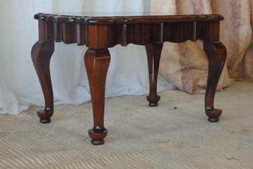 A FABULOUS ANTIQUE SOLID DARK MAHOGANY PAD FOOT ON CABRIOLE LEGS COFFEE TABLE IN STUNNING CONDITION