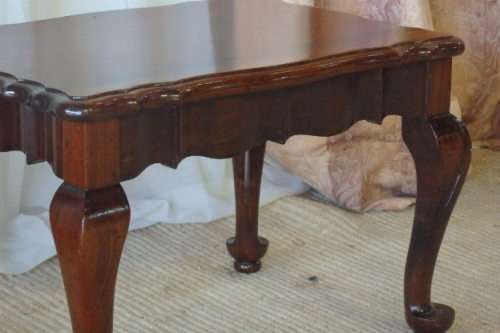 A FABULOUS ANTIQUE SOLID DARK MAHOGANY PAD FOOT ON CABRIOLE LEGS COFFEE TABLE IN STUNNING CONDITION