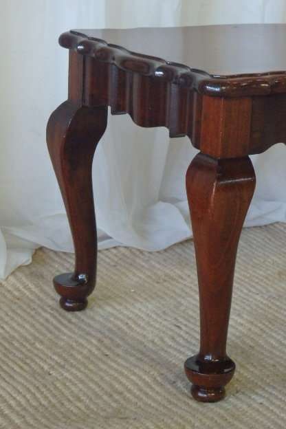 A FABULOUS ANTIQUE SOLID DARK MAHOGANY PAD FOOT ON CABRIOLE LEGS COFFEE TABLE IN STUNNING CONDITION