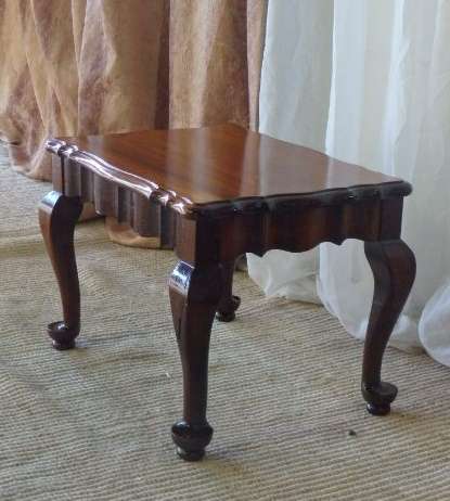 A FABULOUS ANTIQUE SOLID DARK MAHOGANY PAD FOOT ON CABRIOLE LEGS COFFEE TABLE IN STUNNING CONDITION
