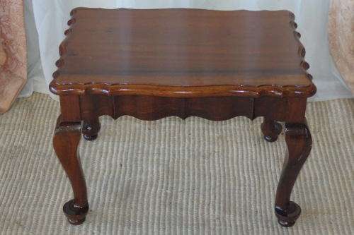 A FABULOUS ANTIQUE SOLID DARK MAHOGANY PAD FOOT ON CABRIOLE LEGS COFFEE TABLE IN STUNNING CONDITION