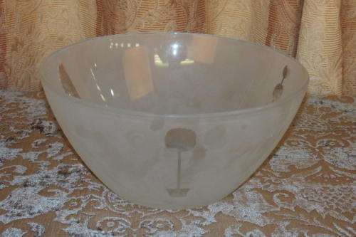 A WONDERFUL FROSTED GLASS SERVING/ SALAD BOWL WITH CLEAR GLASS DETAILING IN GREAT CONDITION