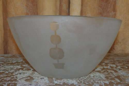 A WONDERFUL FROSTED GLASS SERVING/ SALAD BOWL WITH CLEAR GLASS DETAILING IN GREAT CONDITION